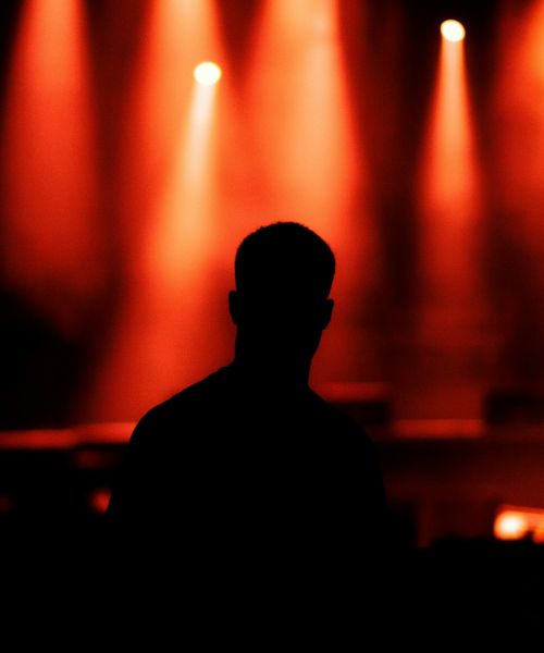Schauspieler vor einer Bühne um die Zukunft und den Bedarf der Altersvorsorge für Künstler hervorzuheben