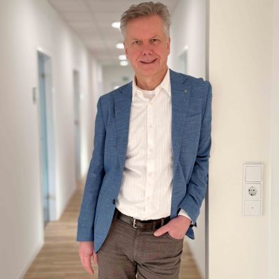 Porträt von Jens Schoenenberg, Versicherungsexperte bei 'Künstler für Künstler', spezialisiert auf individuelle Versicherungslösungen für Künstler.