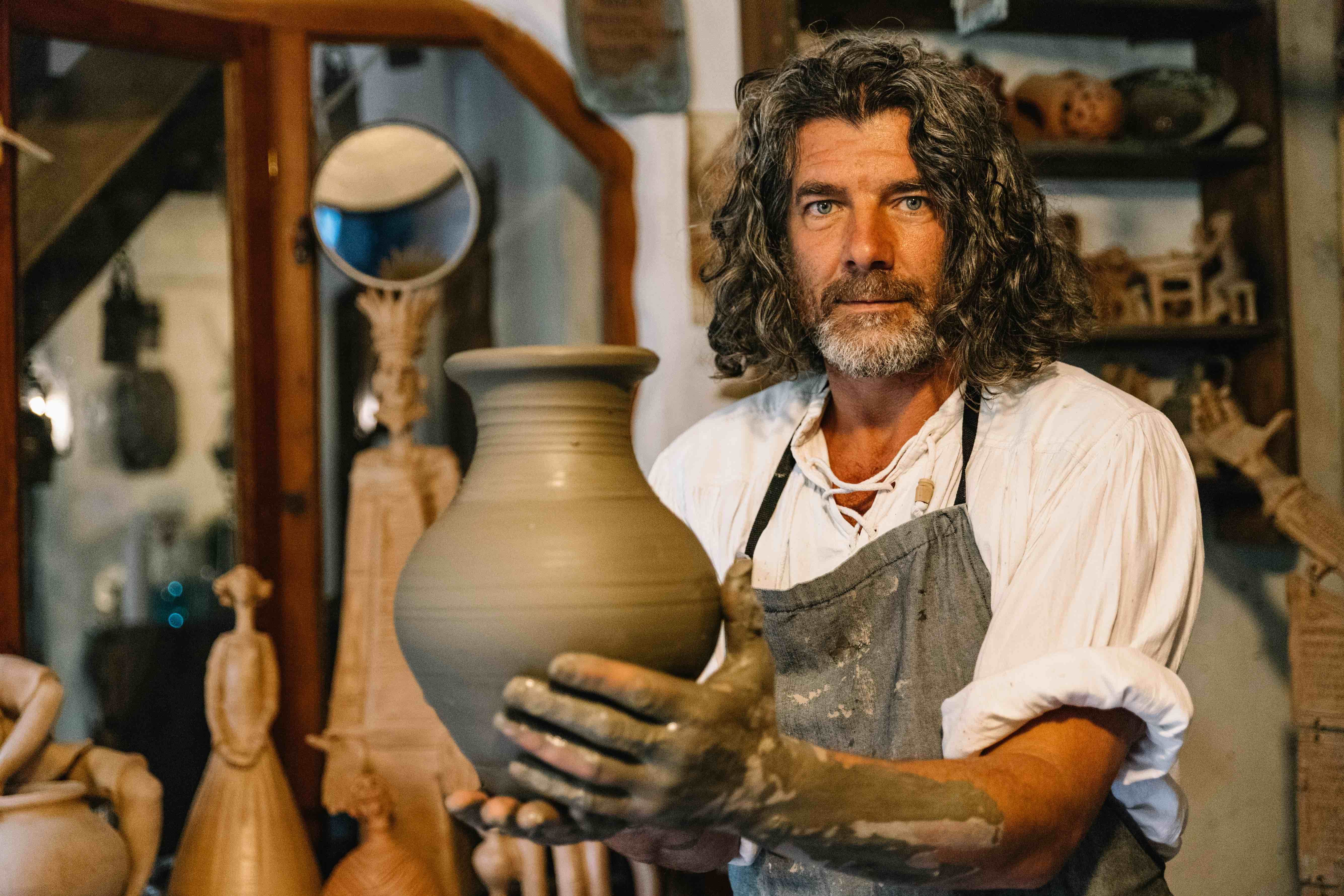 Kunstkeramiker bei der Arbeit